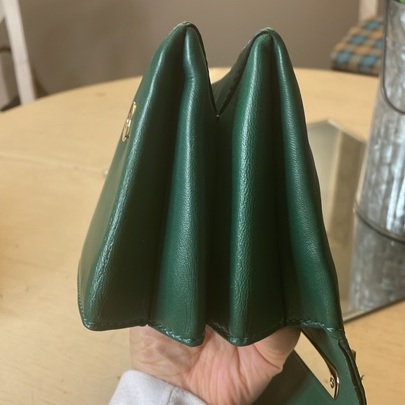 Valentino Garavani Va Va Voom green leather shoulder/crossbody bag w/ gold chain - Picture 4 of 16